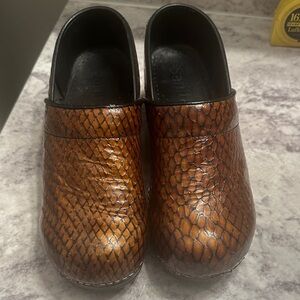 SANITA BRONZE LEATHER SNAKESKIN PROFESSIONAL CLOGS 40